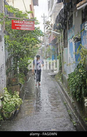 Schwerer Regen in einer Gasse Stockfoto