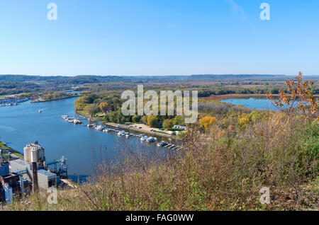 Luftaufnahme des Mississippi River und Marina in Wisconsin aus auf Scheune Felsen rot Flügel minnesota Stockfoto