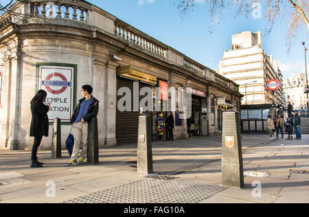 Der Eingang zum U-Bahnhof Temple in London, UK. Stockfoto