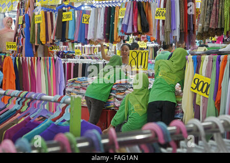 Shopgirls dienen in einem Hijab-Shop Stockfoto