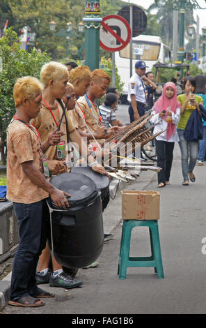 Trendige Batik Straßenmusiker Stockfoto