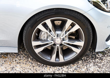 Marseille, Frankreich 6. März 2014: Mercedes-Benz C-Klasse t-Modell 2014 2015 Rad am 6. März 2014 in Marseille, Frankreich. Stockfoto