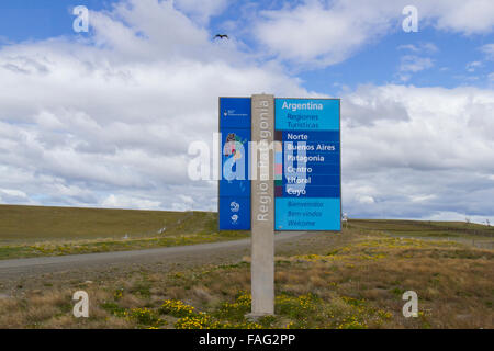 Am Straßenrand Schild mit Argentinien Tourismusregionen in Patagonien. Stockfoto