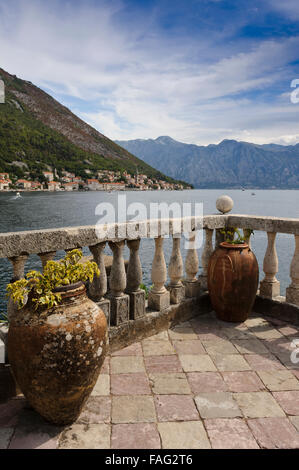 Einen malerischen Blick von der Insel der Madonna auf den Felsen mit der Stadt von Perast in der Ferne, Perast, Bucht von Kotor, Montenegro Stockfoto