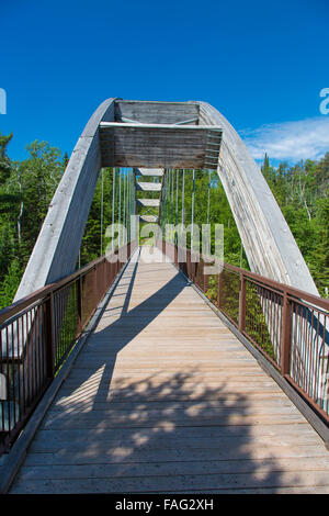 Fuß der Brücke am Wanderweg in Ouimet Canyon Provincial Park in Dorion, Ontario, Kanada Stockfoto