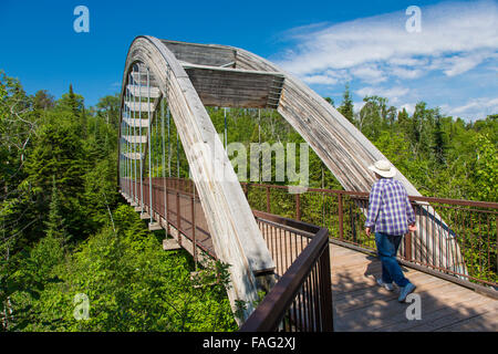 Fuß der Brücke am Wanderweg in Ouimet Canyon Provincial Park in Dorion, Ontario, Kanada Stockfoto