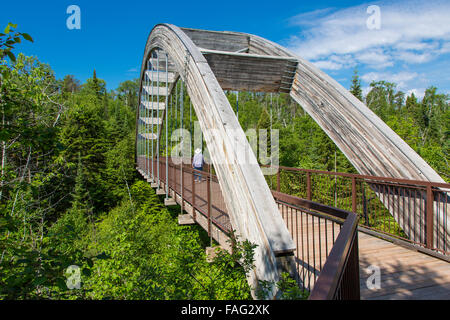 Fuß der Brücke am Wanderweg in Ouimet Canyon Provincial Park in Dorion, Ontario, Kanada Stockfoto