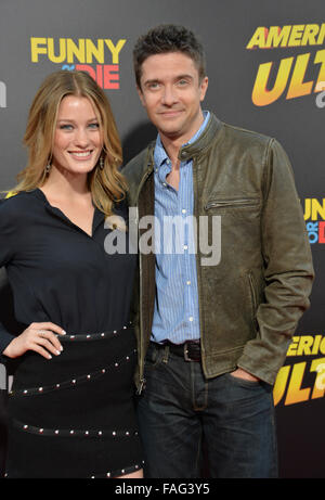 LOS ANGELES, CA - 18. August 2015: Topher Grace & Freundin Ashley Hinshaw bei der Weltpremiere seines Films "Amerikanische Ultra" The Ace Hotel Downtown. Stockfoto