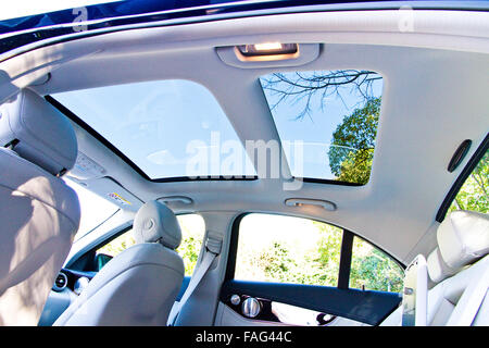 Marseille, Frankreich 6. März 2014: Mercedes-Benz C-Klasse t-Modell 2014 2015 Interieur auf 6. März 2014 in Marseille, Frankreich. Stockfoto