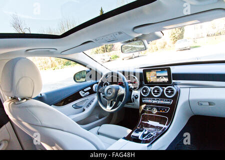 Marseille, Frankreich 6. März 2014: Mercedes-Benz C-Klasse t-Modell 2014 2015 Interieur auf 6. März 2014 in Marseille, Frankreich. Stockfoto