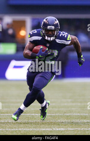 27. Dezember 2015: Seattle Seahawks Runningback Christine Michael (32) sieht downfield während eines Spiels zwischen den St. Louis Rams und den Seattle Seahawks in CenturyLink Field in Seattle, WA am 27. Dezember 2015. Die Rams gegen Seahawks 23-17. Sean Brown/CSM Stockfoto