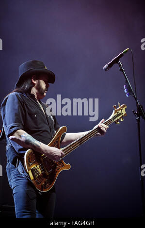 Datei. 29. Dezember 2015. IAN "LEMMY" KILMISTER, Gründungsmitglied und Sänger in der britischen Heavy-Metal-Band "Motorhead", ist im Alter von 70, nach einem kurzen Kampf mit einem extrem aggressiven Krebs gestorben. Im Bild: 8. Februar 2012 Rockband - Toronto, Ontario, Kanada - Sänger und Gitarrist Ian Fraser Kilmister Aka Lemmy von englischen Motörhead live als Teil der Gigantour Coops Coliseum, Hamilton © Igor Vidyashev/ZUMAPRESS.com/Alamy Live News führt Stockfoto