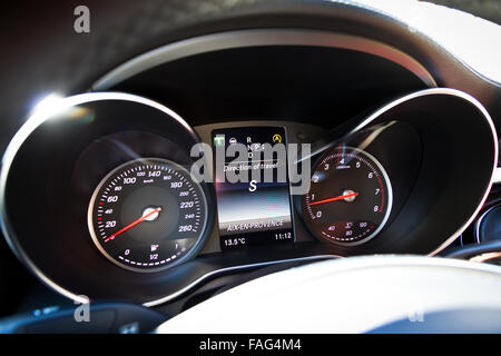 Marseille, Frankreich 6. März 2014: Mercedes-Benz C-Klasse t-Modell 2014 2015 Dashboard auf 6. März 2014 in Marseille, Frankreich. Stockfoto