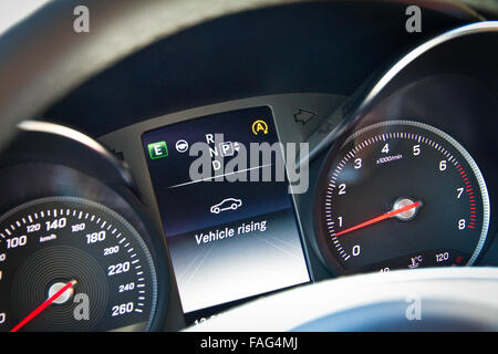 Marseille, Frankreich 6. März 2014: Mercedes-Benz C-Klasse t-Modell 2014 2015 Dashboard auf 6. März 2014 in Marseille, Frankreich. Stockfoto