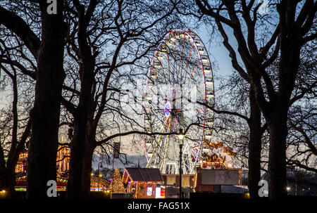 Riesenrad im Winter-Wunderland im Hyde Park bei Nacht-London-UK Stockfoto