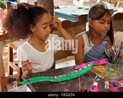 Junge Mädchen Dekoration Samenkapseln am Mario Pelegrins Gemeinschaft Art center, Pinar del Rio, Kuba Stockfoto