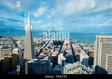 Blick auf die Stadt von San Francisco aus sehr hoch oben in einem Hotelgebäude auf der Suche nach Norden in Richtung der Bucht mit Alcatraz Island. Stockfoto