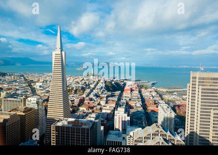 Blick auf die Stadt von San Francisco aus sehr hoch oben in einem Hotelgebäude auf der Suche nach Norden in Richtung der Bucht mit Alcatraz Island. Stockfoto