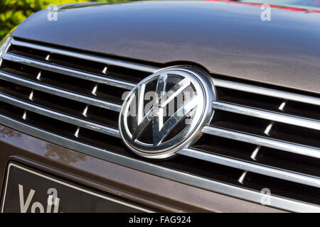 Hong Kong, China 10. April 2012: Volkswagen Logo auf der 10. April 2012 in Hong Kong. Stockfoto