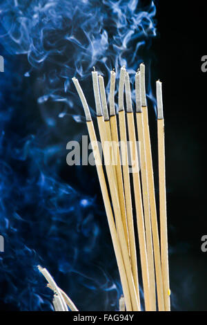 Räucherstäbchen Räucherstäbchen Topf brennen und Rauchen Verwendung für Zahlen Respekt zum Buddha. Stockfoto
