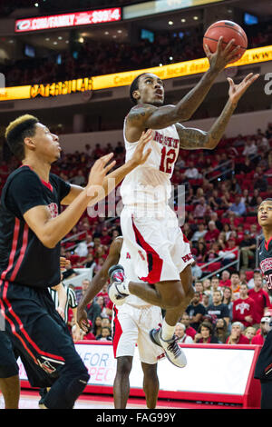 Raleigh, NC, USA. 29. Dezember 2015. NC State guard Anthony "Katze" Barber (12) während der NCAA Basketball-Spiel zwischen den nordöstlichen Huskies und der NC State Wolfpack PNC Arena am 29. Dezember 2015 in Raleigh, North Carolina. Jacob Kupferman/CSM Stockfoto