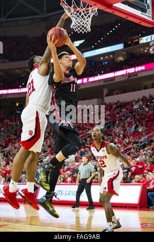 Raleigh, NC, USA. 29. Dezember 2015. Nordöstlichen vorwärts Jeremy Miller (11) während der NCAA Basketball-Spiel zwischen den nordöstlichen Huskies und der NC State Wolfpack PNC Arena am 29. Dezember 2015 in Raleigh, North Carolina. Jacob Kupferman/CSM Stockfoto