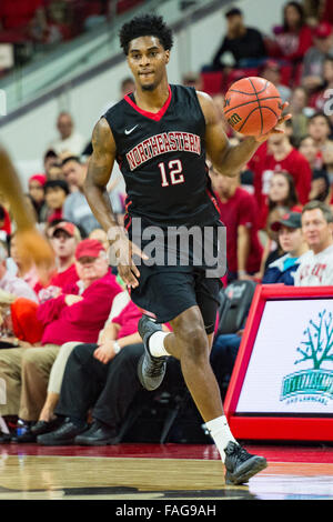 Raleigh, NC, USA. 29. Dezember 2015. Nordöstlichen vorwärts Quincy Ford (12) während der NCAA Basketball-Spiel zwischen den nordöstlichen Huskies und der NC State Wolfpack PNC Arena am 29. Dezember 2015 in Raleigh, North Carolina. Jacob Kupferman/CSM Stockfoto