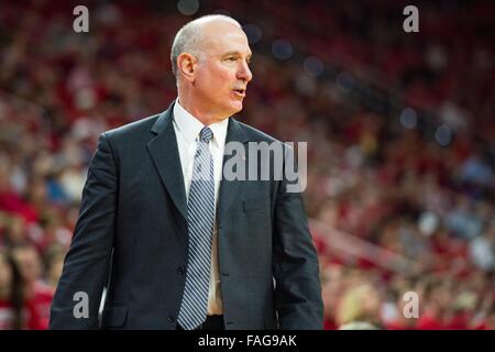 Raleigh, NC, USA. 29. Dezember 2015. Nordöstlichen Head Coach Bill Coen während der NCAA Basketball-Spiel zwischen den nordöstlichen Huskies und der NC State Wolfpack PNC Arena am 29. Dezember 2015 in Raleigh, North Carolina. Jacob Kupferman/CSM Stockfoto