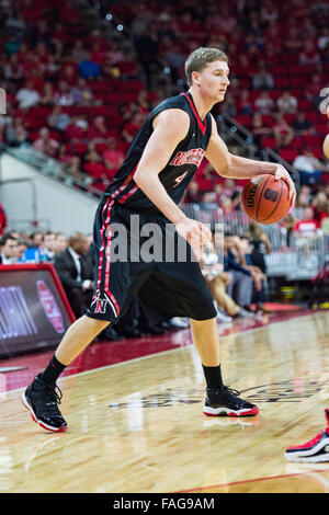 Raleigh, NC, USA. 29. Dezember 2015. Northeastern guard David Walker (4) während der NCAA Basketball-Spiel zwischen den nordöstlichen Huskies und der NC State Wolfpack PNC Arena am 29. Dezember 2015 in Raleigh, North Carolina. Jacob Kupferman/CSM Stockfoto