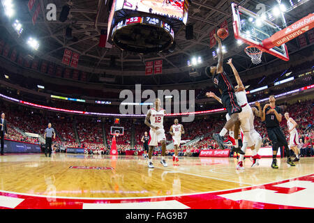 Raleigh, NC, USA. 29. Dezember 2015. Nordöstlichen vorwärts Quincy Ford (12) während der NCAA Basketball-Spiel zwischen den nordöstlichen Huskies und der NC State Wolfpack PNC Arena am 29. Dezember 2015 in Raleigh, North Carolina. Jacob Kupferman/CSM Stockfoto