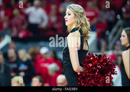 Raleigh, NC, USA. 29. Dezember 2015. Ein NC State Tänzer während der NCAA Basketball-Spiel zwischen den nordöstlichen Huskies und der NC State Wolfpack PNC Arena am 29. Dezember 2015 in Raleigh, North Carolina. Jacob Kupferman/CSM Stockfoto