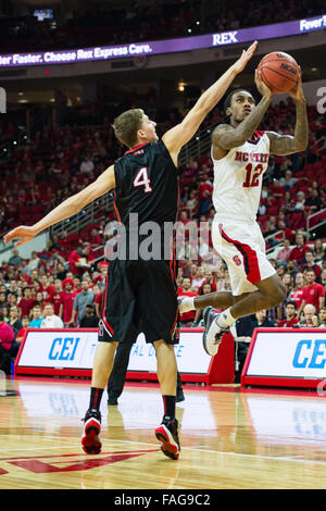 Raleigh, NC, USA. 29. Dezember 2015. NC State guard Anthony "Katze" Barber (12) während der NCAA Basketball-Spiel zwischen den nordöstlichen Huskies und der NC State Wolfpack PNC Arena am 29. Dezember 2015 in Raleigh, North Carolina. Jacob Kupferman/CSM Stockfoto
