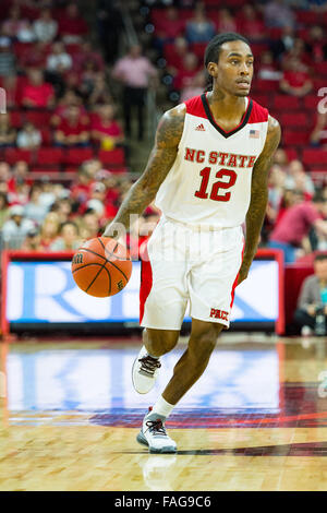 Raleigh, NC, USA. 29. Dezember 2015. NC State guard Anthony "Katze" Barber (12) während der NCAA Basketball-Spiel zwischen den nordöstlichen Huskies und der NC State Wolfpack PNC Arena am 29. Dezember 2015 in Raleigh, North Carolina. Jacob Kupferman/CSM Stockfoto