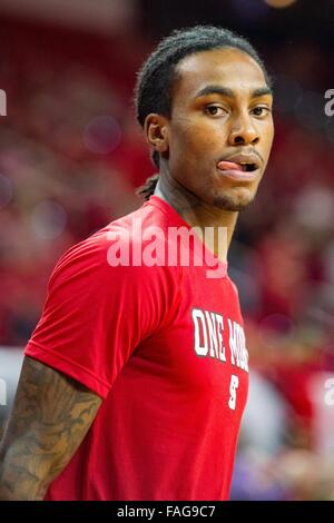 Raleigh, NC, USA. 29. Dezember 2015. NC State guard Anthony "Katze" Barber (12) vor dem NCAA Basketball-Spiel zwischen den nordöstlichen Huskies und der NC State Wolfpack PNC Arena am 29. Dezember 2015 in Raleigh, North Carolina. Jacob Kupferman/CSM Stockfoto
