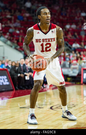 Raleigh, NC, USA. 29. Dezember 2015. NC State guard Anthony "Katze" Barber (12) während der NCAA Basketball-Spiel zwischen den nordöstlichen Huskies und der NC State Wolfpack PNC Arena am 29. Dezember 2015 in Raleigh, North Carolina. Jacob Kupferman/CSM Stockfoto