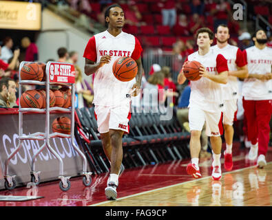 Raleigh, NC, USA. 29. Dezember 2015. NC State guard Anthony "Katze" Barber (12) vor dem NCAA Basketball-Spiel zwischen den nordöstlichen Huskies und der NC State Wolfpack PNC Arena am 29. Dezember 2015 in Raleigh, North Carolina. Jacob Kupferman/CSM Stockfoto