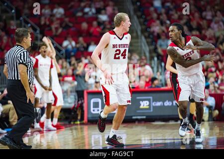 Raleigh, NC, USA. 29. Dezember 2015. NC State Guard Maverick Rowan (24) und NC State Guard Anthony "Katze" Barber (12) während der NCAA Basketball-Spiel zwischen den nordöstlichen Huskies und der NC State Wolfpack PNC Arena am 29. Dezember 2015 in Raleigh, North Carolina. Jacob Kupferman/CSM Stockfoto
