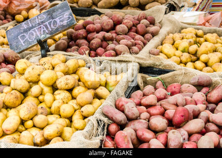 Anzeige von roten und weißen Kartoffeln in Sackleinen Lagerplätze auf einem Bauernmarkt in Beaverton, Oregon, USA Stockfoto