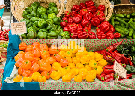 Anzeige der bunte Paprika, einschließlich rot, Orange, gelb und grün auf einem Bauernmarkt in Beaverton, Oregon, USA Stockfoto