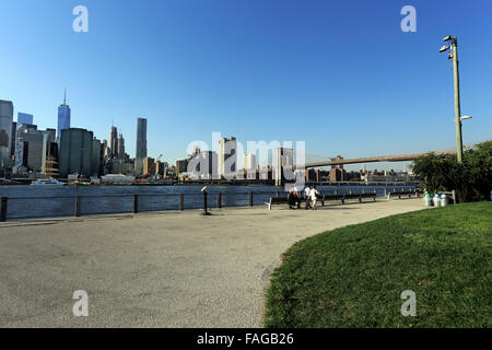 Lower Manhattan Skyline aus Brooklyn Bridge Park über den Hafen New York City betrachtet Stockfoto