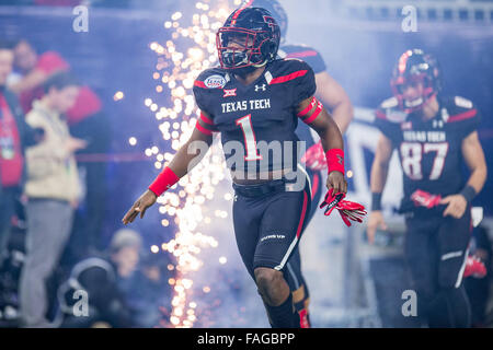 Houston, Texas, USA. 29. Dezember 2015. Texas Tech Red Raiders defensive zurück Nigel Bethel (1) tritt das Feld vor dem Advocare Texas Bowl NCAA Football-Spiel zwischen der LSU Tigers und die Texas Tech Red Raiders NRG-Stadion in Houston, TX am 29. Dezember 2015. Bildnachweis: Trask Smith/ZUMA Draht/Alamy Live-Nachrichten Stockfoto