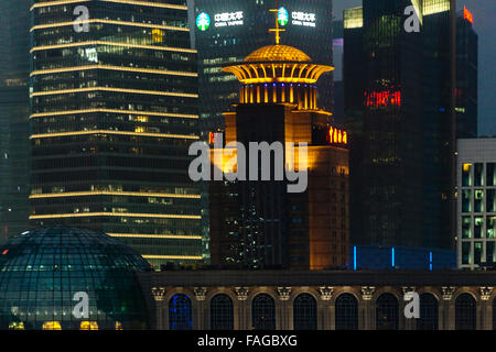 Nachtansicht der hohen steigt in Pudong, Shanghai, China Stockfoto