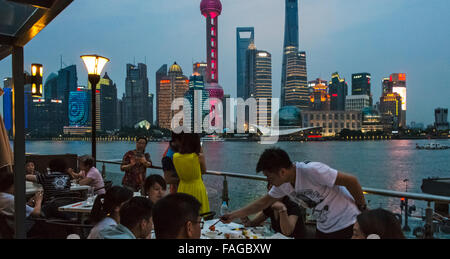 Touristen, die gerade Pudong-Skyline dominiert Oriental Pearl TV Tower auf einem Kreuzfahrtschiff am Huangpu-Fluss, Shanghai, China Stockfoto