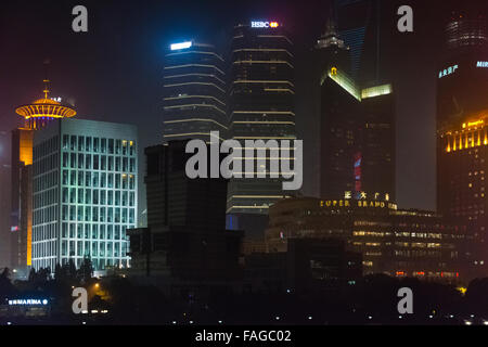 Nachtansicht der hohen steigt in Pudong am Huangpu-Fluss, Shanghai, China Stockfoto