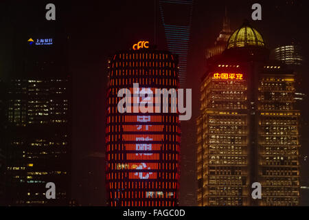 Nachtansicht der hohen steigt in Pudong, Shanghai, China Stockfoto