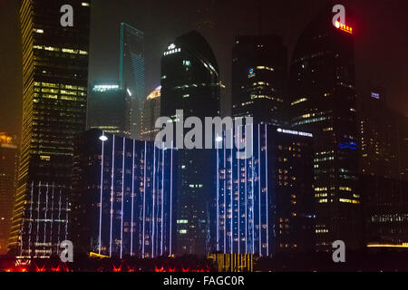 Nachtansicht der hohen steigt in Pudong, Shanghai, China Stockfoto