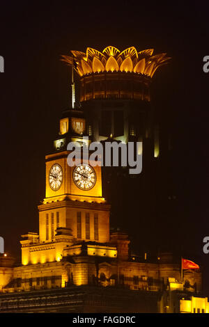 Nachtansicht des kolonialen Gebäuden, Zollhaus und Bund Center, auf den Bund, Shanghai, China Stockfoto