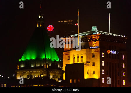 Nachtansicht des Peace Hotel und Bank of China, auf den Bund, Shanghai, China Stockfoto