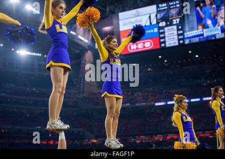 Houston, Texas, USA. 29. Dezember 2015. LSU Tigers Cheerleader führen im 4. Quartal des Advocare Texas Bowl NCAA Football-Spiel zwischen der LSU Tigers und die Texas Tech Red Raiders NRG-Stadion in Houston, TX am 29. Dezember 2015. Bildnachweis: Trask Smith/ZUMA Draht/Alamy Live-Nachrichten Stockfoto