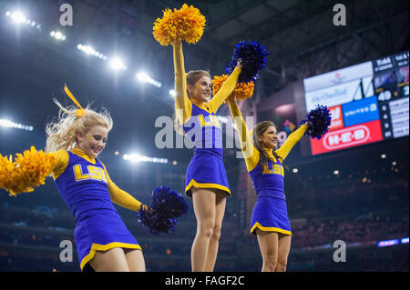Houston, Texas, USA. 29. Dezember 2015. LSU Tigers Cheerleader führen im 4. Quartal des Advocare Texas Bowl NCAA Football-Spiel zwischen der LSU Tigers und die Texas Tech Red Raiders NRG-Stadion in Houston, TX am 29. Dezember 2015. Bildnachweis: Trask Smith/ZUMA Draht/Alamy Live-Nachrichten Stockfoto